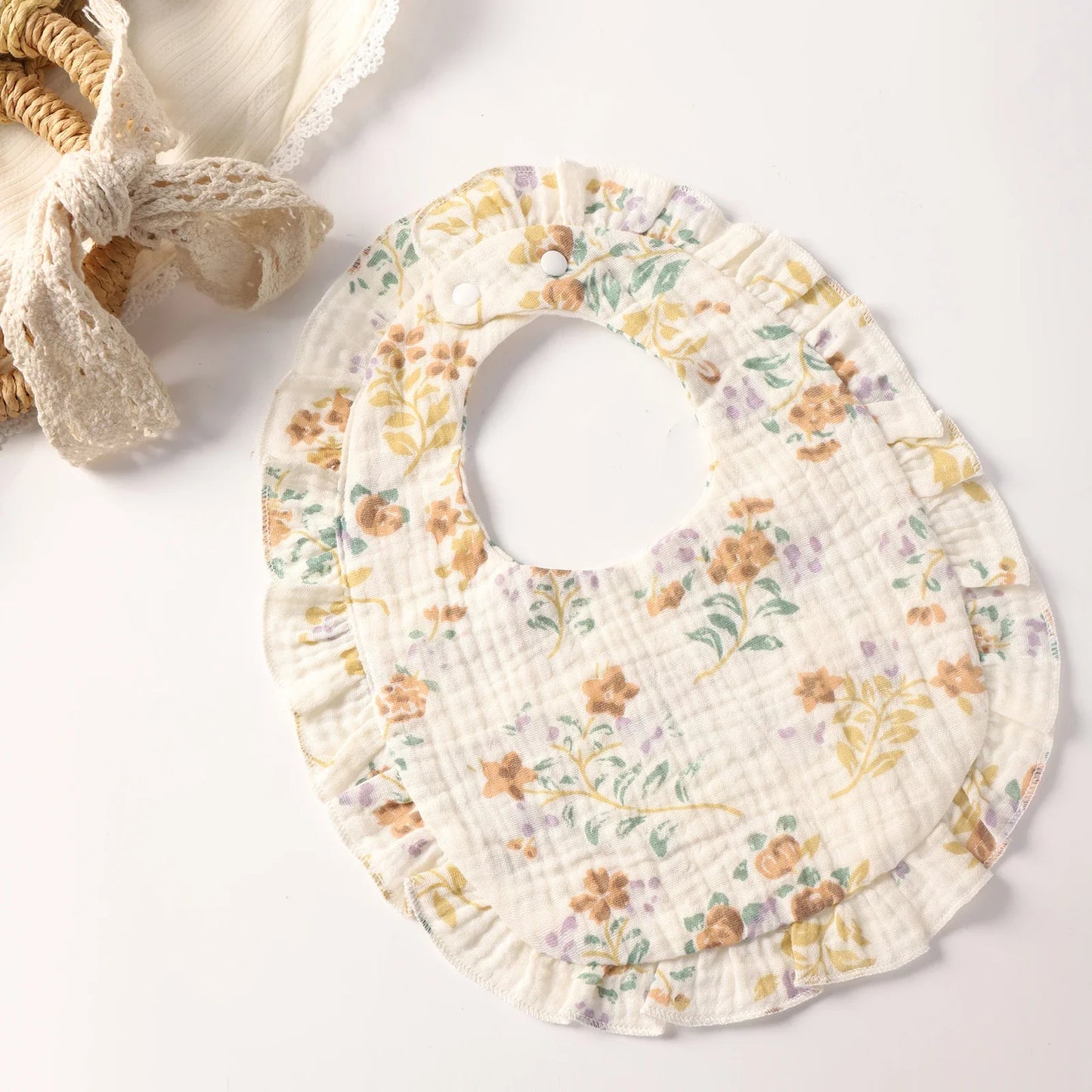 Bave din Bumbac pentru Bebeluși – Design Floral cu Dantelă și Volănașe