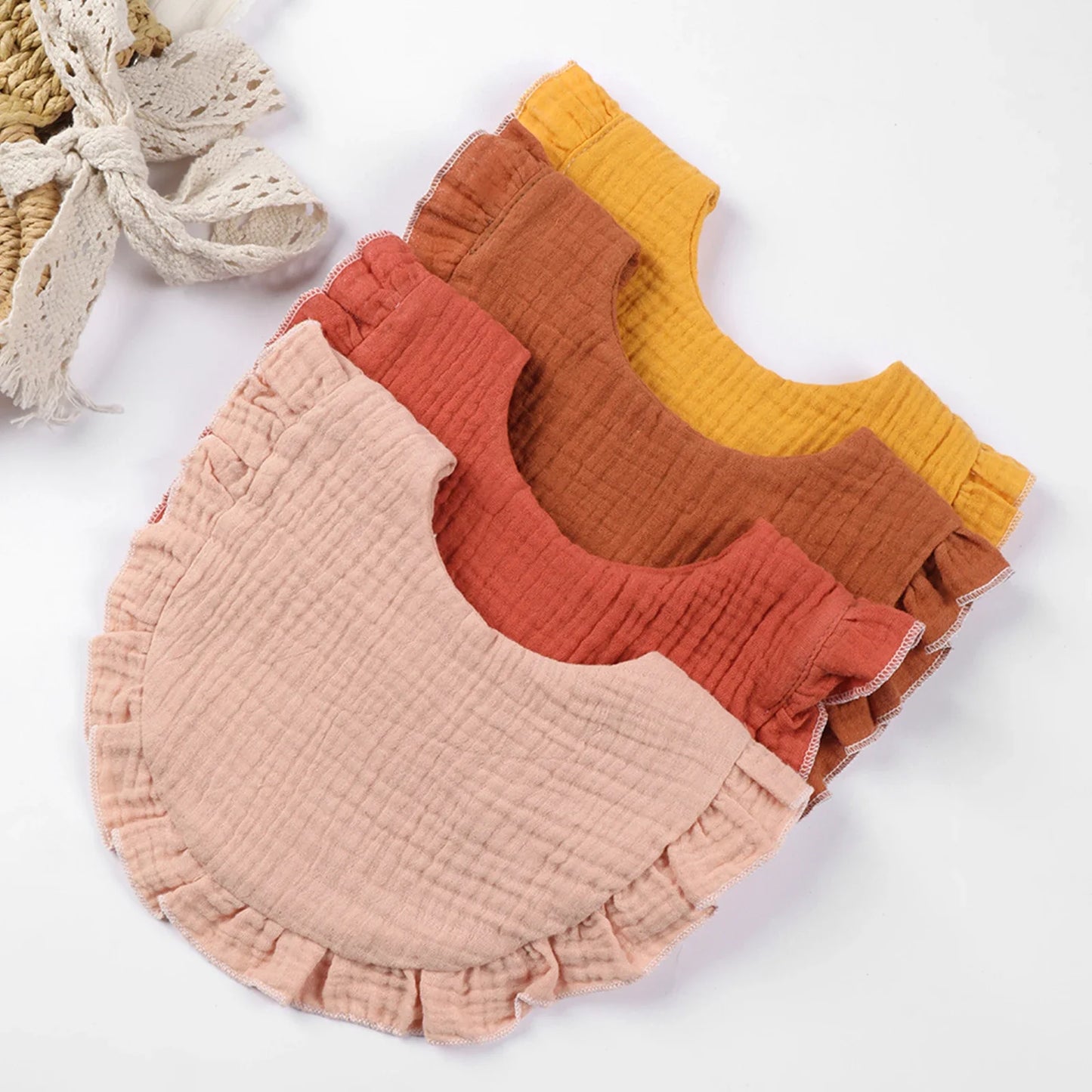 Bave din Bumbac pentru Bebeluși – Design Floral cu Dantelă și Volănașe